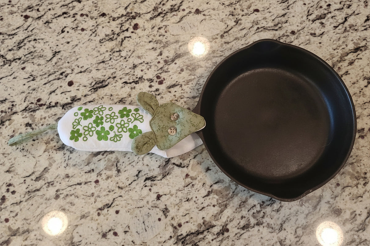 Handle Potholder for Cast Iron Pans Inspired by Pyrex Spring Blossom/Crazy Daisy